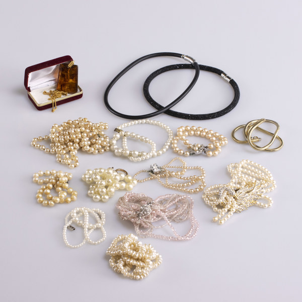 Bijouterier, halsband, pärlcollier, m. m., bl a Swarovski