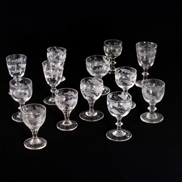 Äldre glas, 13 st, delvis 1800-tal, eklövsdekor, höjd 12 cm och mindre_25032a_8db5dbf7bef0369_lg.jpeg