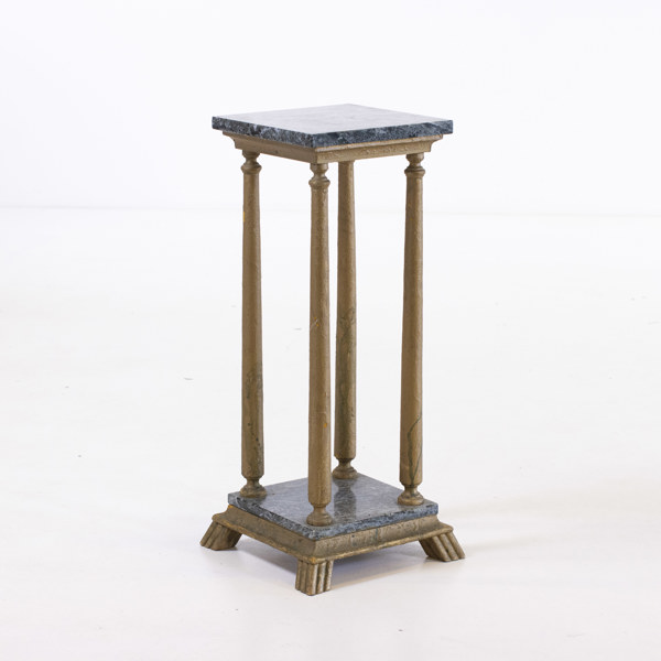 Piedestal, trä/stenskivor, höjd 68 cm