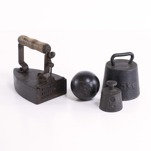 Gjutjärnsföremål, 4 st, vikter, senapskula, strykjärn