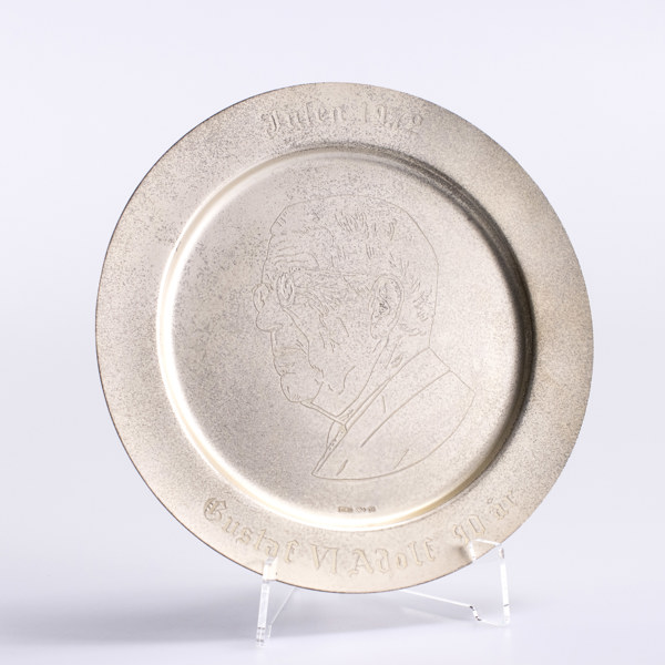 Samlartallrik, silver, "Gustaf VI Adolf 90 år", vikt 305,5 gram