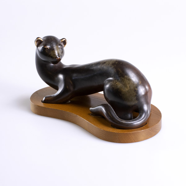Gunnar Nylund, figurin, på träsockel, Rörstrand, längd 22 cm