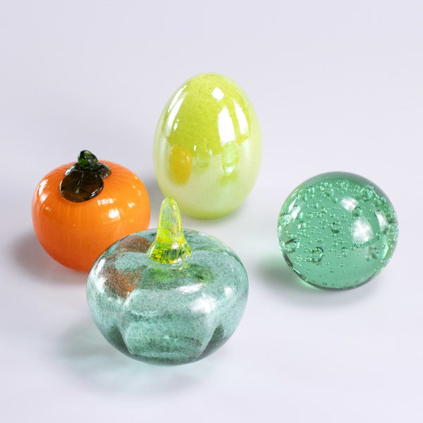 Glasskulpturer, 4 st, bl a Gunnel Sahlin för Kosta Boda, höjd 12 cm och mindre