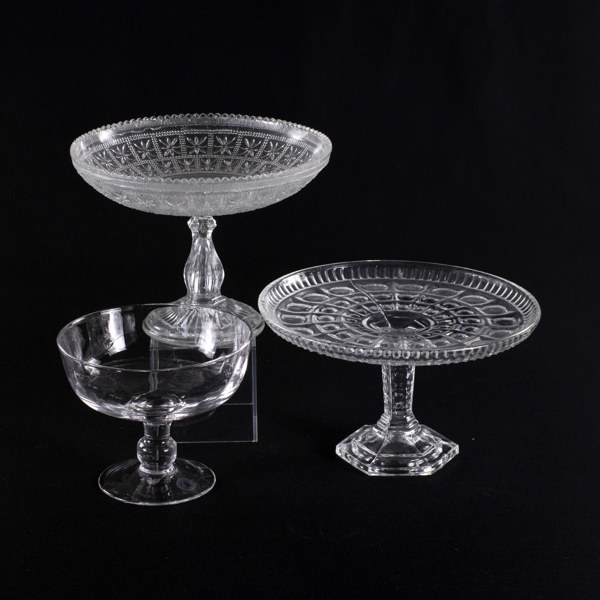 Skålar och fat på fot, glas, höjd 19 cm