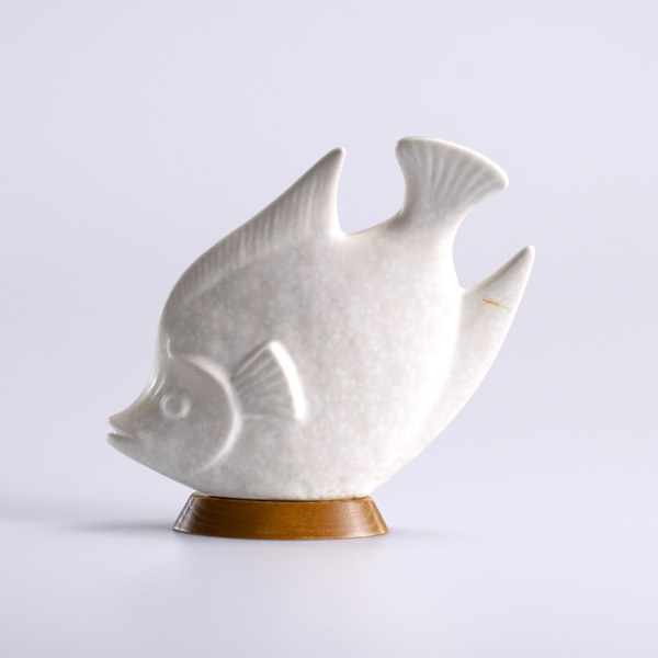 Gunnar Nylund, skulptur, fisk, med träsockel