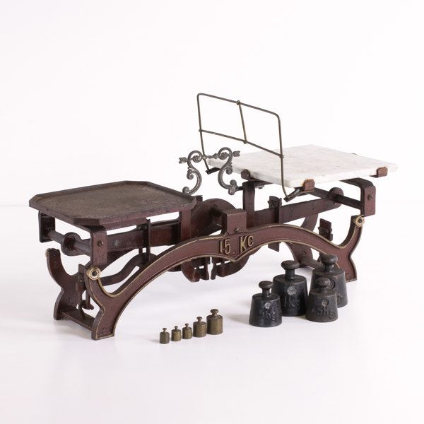 Äldre våg, gjutjärn, 15 kg, med vikter