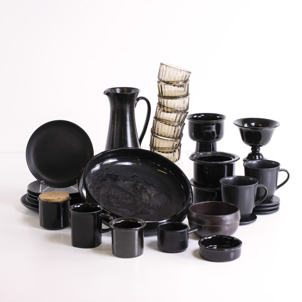 Skålar, koppar, fat, stengods, bl a Höganäs