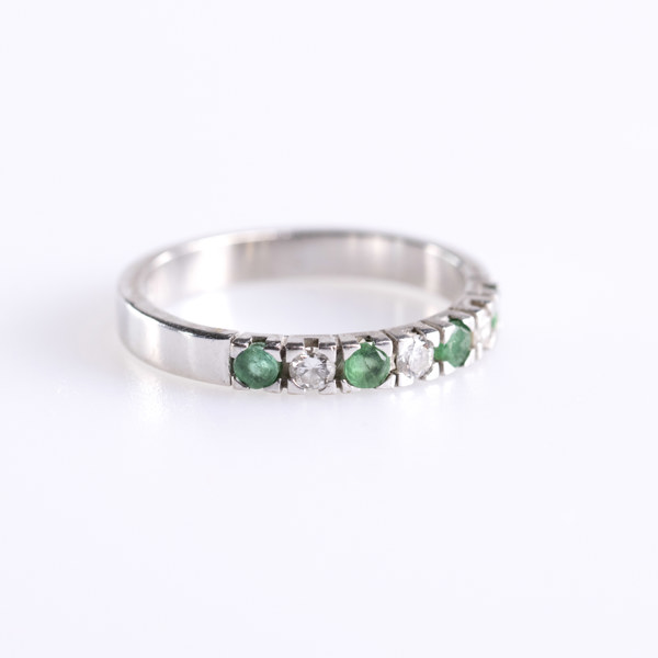 Ring, 18k, med brillianter och smaragder, storlek 19, vikt 4,7 gram