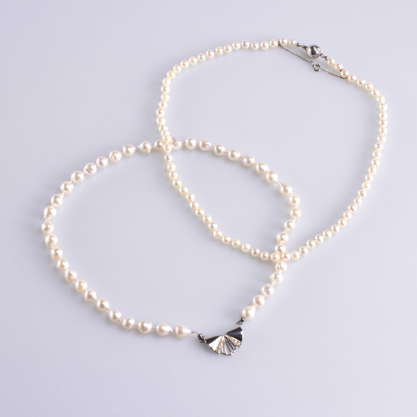 Pärlcollier, 2 st, lås i silver, bl a Teka