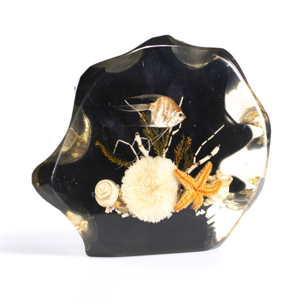 Skulptur, gjuten plast, med fisk och sjöstjärna