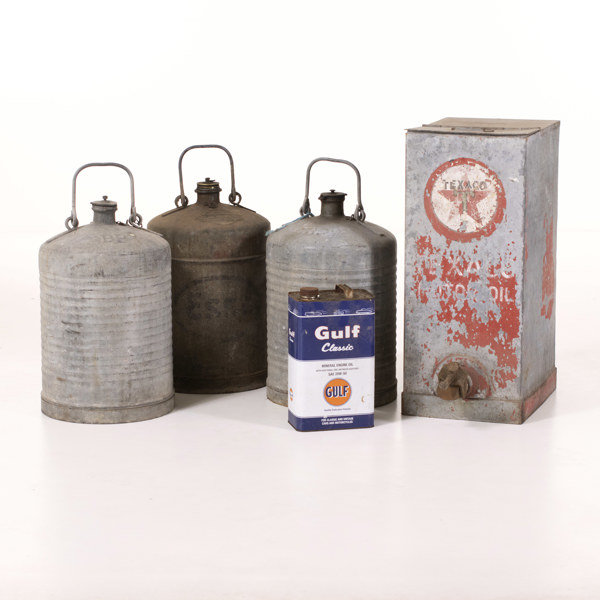 Fotogen- och oljedunkar, 5 st, bl a Esso, höjd 65 cm