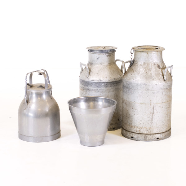 Mjölkkannor, 3 st, metall, 1900-tal, höjd 68 cm och mindre