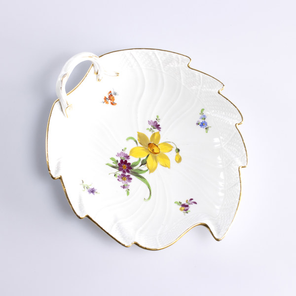 Fat, lövformat, Meissen, med blomsterdekor, längd 22 cm