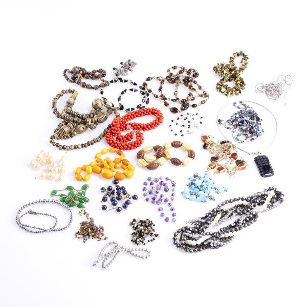 Bijouterier, ett parti, bl a bärnsten