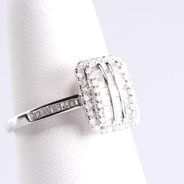 Diamantring, 18k, vitguld, 95 st diamanter 0,57 karat