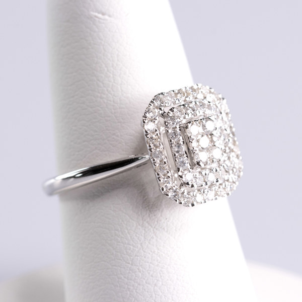 Diamantring, 18k, vitguld, 47 st diamanter 0,53 karat