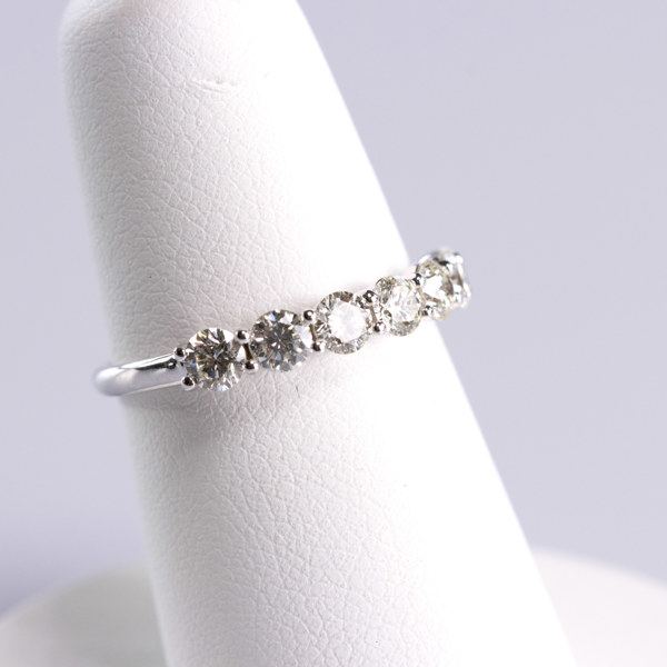 Diamantring, 18k, vitguld, 7 st diamanter 1,02 karat