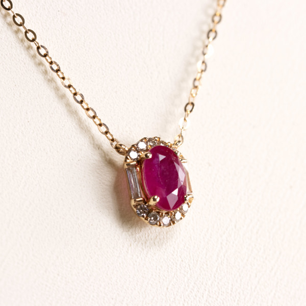 Halsband med hänge, 18k, 12 st diamanter 0,14 karat, 1 st rubin 0,87 karat