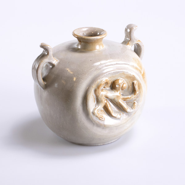 Vas, Steninge, dekor med apa och lejon, höjd 17 cm