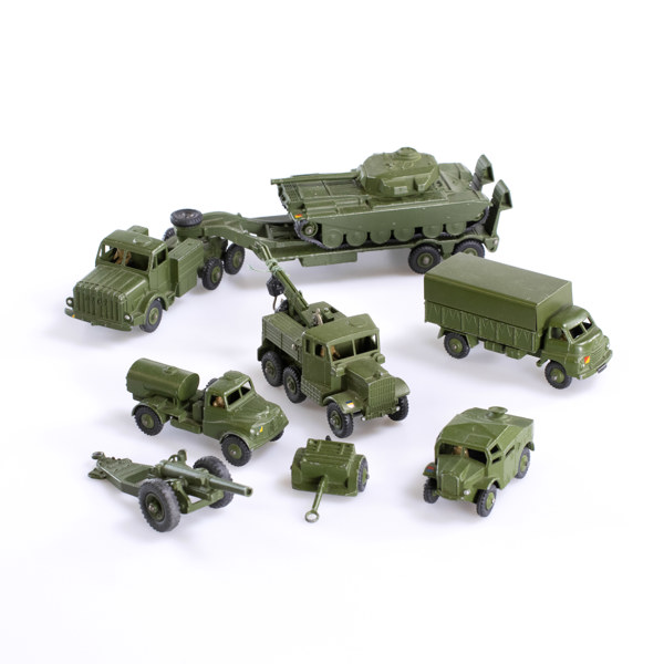 Dinky Toys, militärfordon, 5 st, delvis med släp, 50-tal
