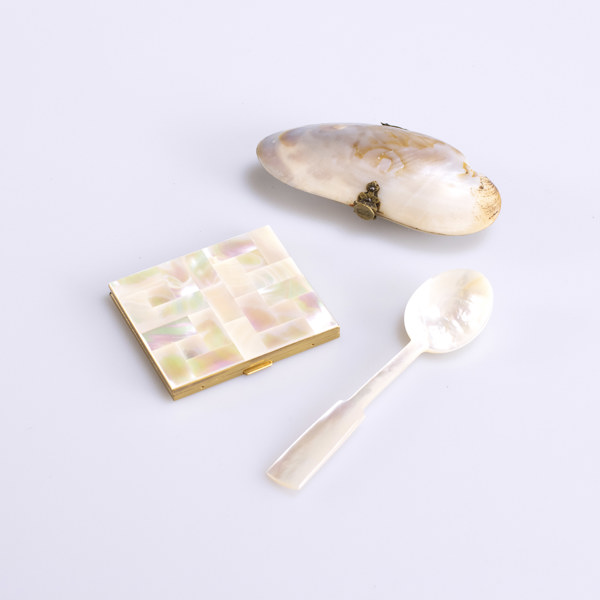 Pärlemorarbeten, 3 delar, bl a portmonnä, puderdosa, m.m.