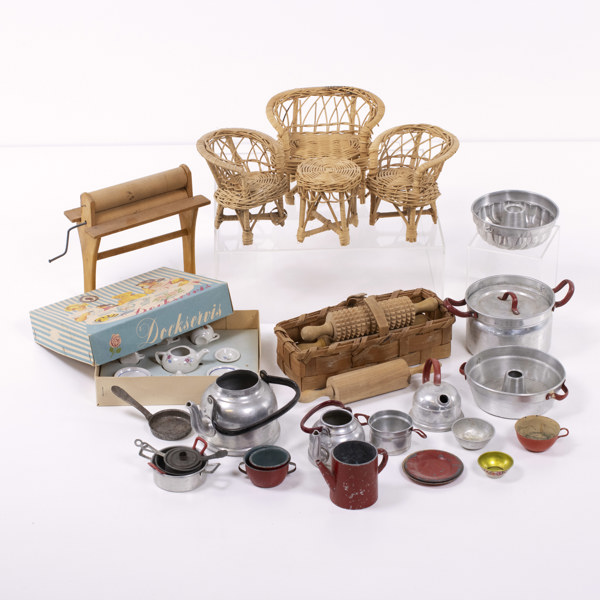 Dockmöbler, rotting, dockservis, m.m.