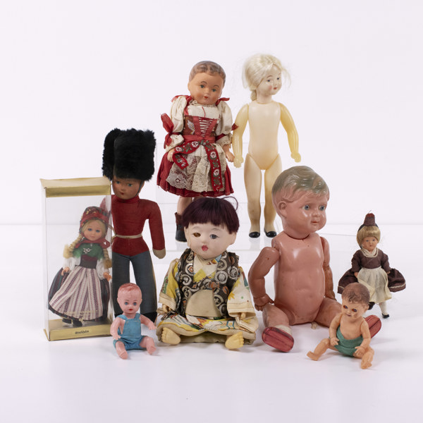 Dockor, 9 st, dockkläder, ett parti