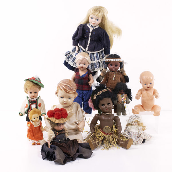 Dockor, 11 st, bl a porslin, längsta 38 cm