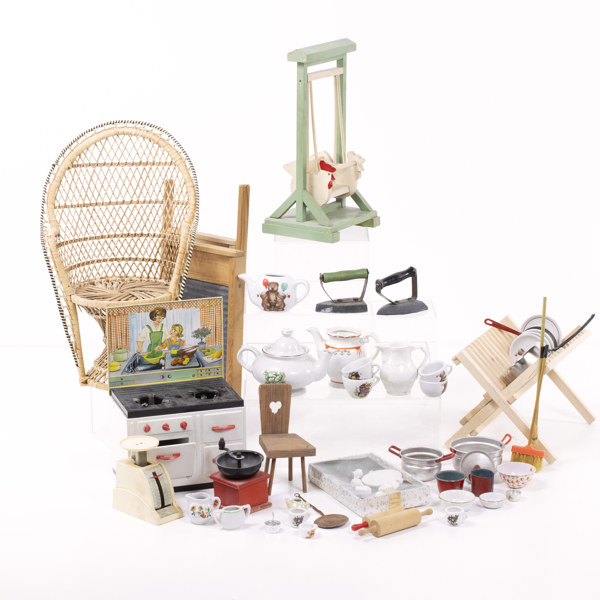 Dockservis, plåtspis, korgstol, m.m, högsta 39 cm