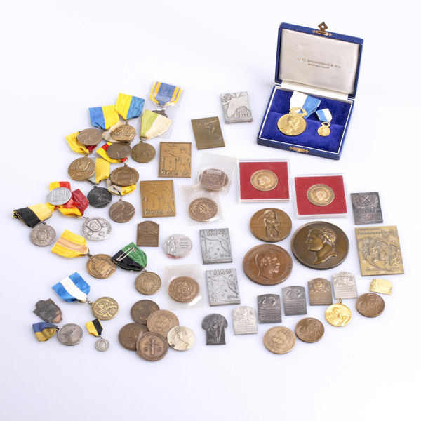 Medaljer, märken, ett parti