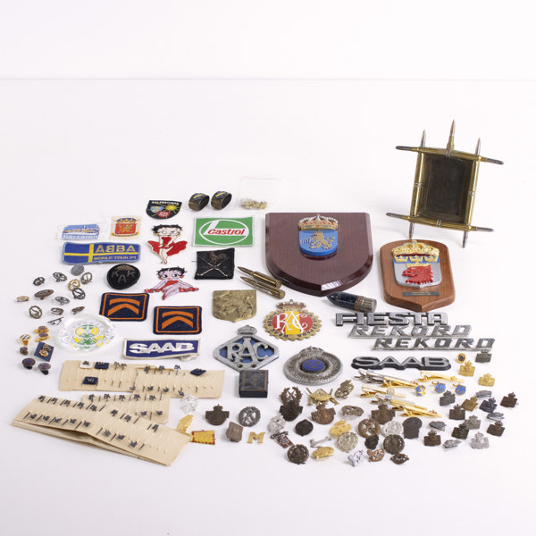 Tygmärken, vapensköldar, bilmärken, m.m.