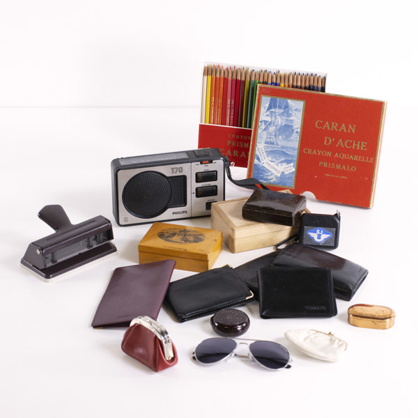 Bärbar radio, plånböcker, m.m.