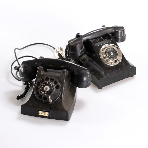 Äldre telefoner, 2 st, LM Ericsson, varav en kronmärkt_29621a_lg.jpeg