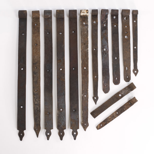 Äldre smidesbeslag, gångjärn, till dörrar