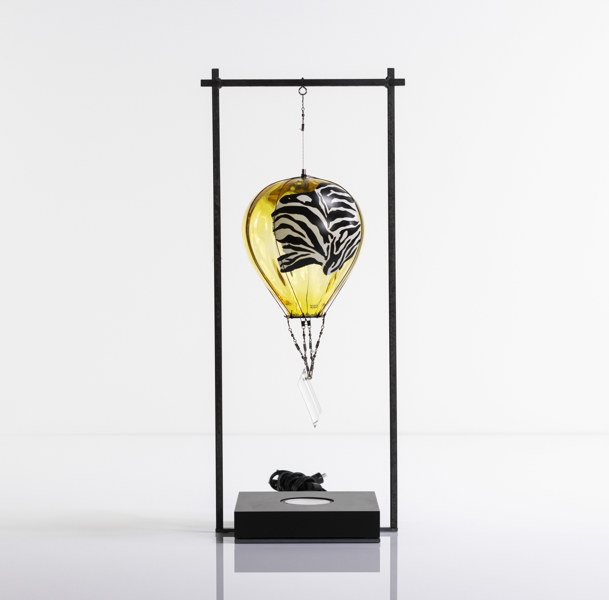 Kjell Engman, skulptur, "Luftballong", Zebra, signerad, Kosta Boda, höjd 56 cm_30444a_8dc56e19cfcad72_lg.jpeg