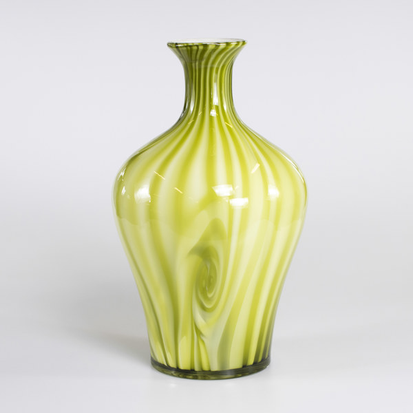 Vas, grönt glas, höjd ca 40 cm_30562a_8dc45a88b1b3d75_lg.jpeg