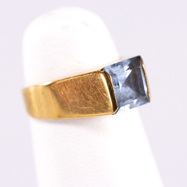 Ring med sten, 18k guld, 2,9 gram_31485a_8dc5af732f2174a_lg.jpeg