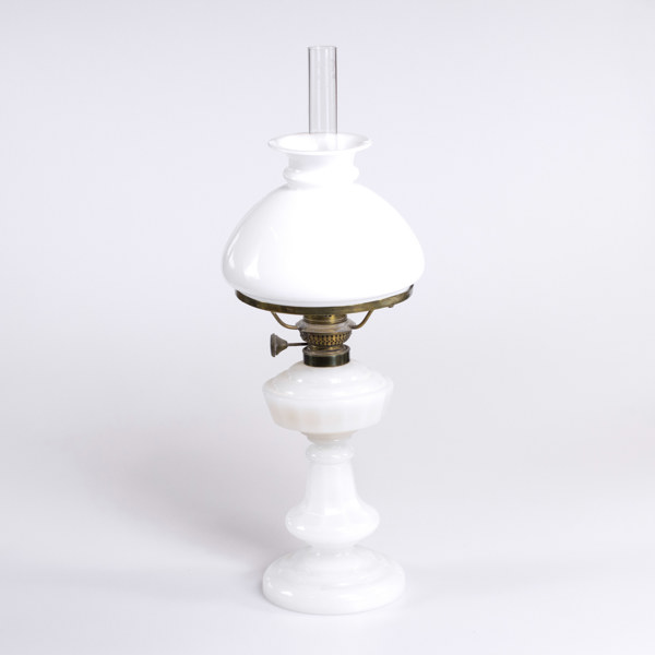 Fotogenlampa, opalinglas, tidigt 1900-tal, höjd 50 cm_31566a_lg.jpeg