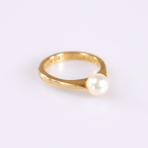 Ring, 18k guld, med pärla, storlek 18, vikt 5,4 gram_31654a_8dc5aef09094add_lg.jpeg