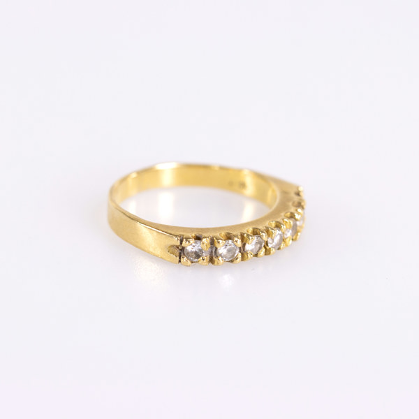 Ring, 18k guld, med vita stenar, storlek 16.75, vikt 4,3 gram