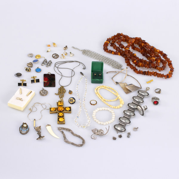 Smycken, ett parti, bl a silver och bärnsten