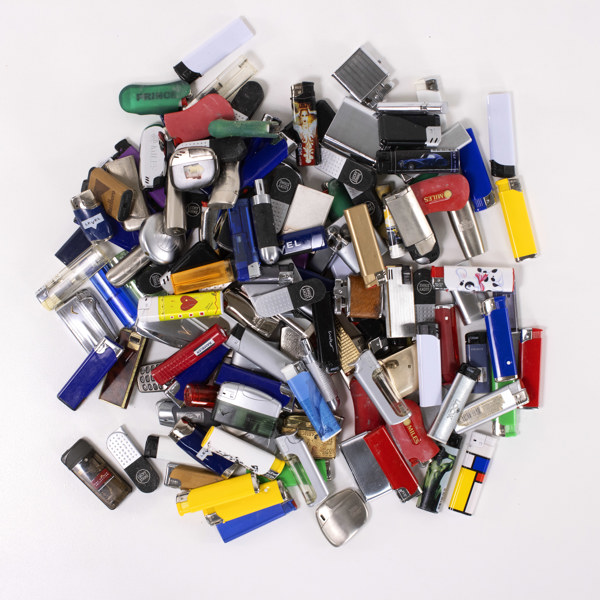 Större samling tändare, bl a Ronson