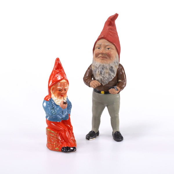 Äldre tomtar, ett par, terrakotta, höjd 27 cm och mindre