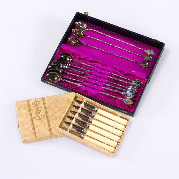 Drinkskedar, 9 st, ostronknivar 6 st, bl a Jernbolaget Eskilstuna