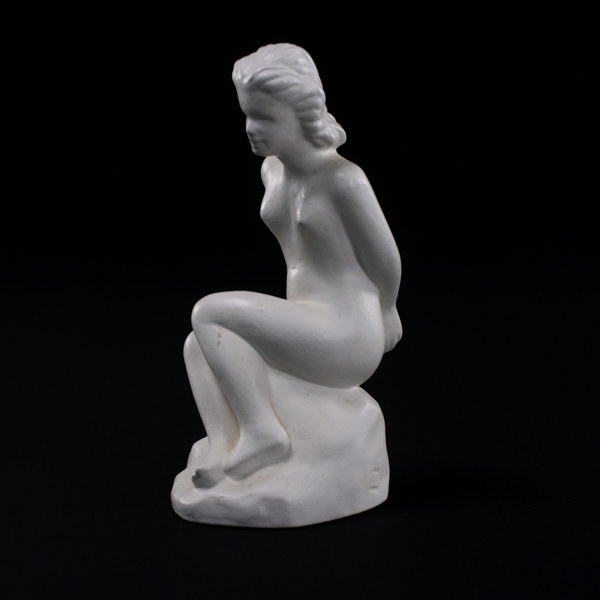 Figurin, sittande kvinna, höjd 24 cm