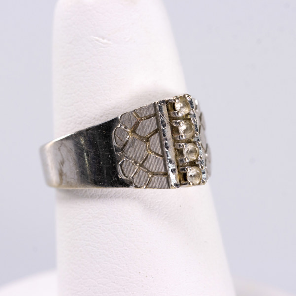 Ring, 18k vitguld, storlek 17, vikt 4,3 gram