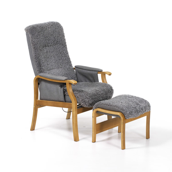 Vilfåtölj med fotpall, "Rune", ek/fårskinn, Mio