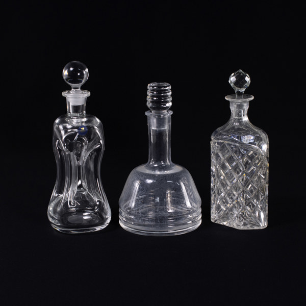 Karaffer, 3 st, bl a Royal Copenhagen, högsta 28 cm