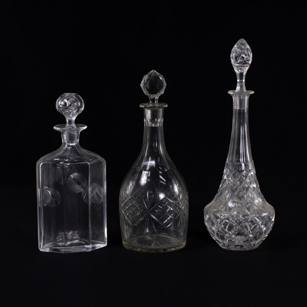 Karaffer, 3 st, slipad dekor, höjd 37 cm och mindre