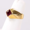 Ring, 18k guld, med röd sten, storlek 16, vikt 3,7 gram